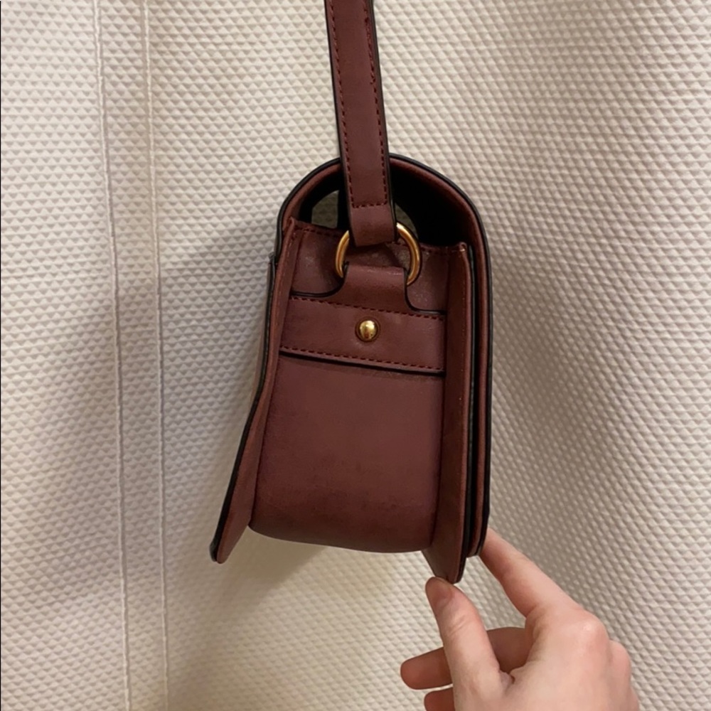 Burgundy purse with gold detail - Picture 4 of 5